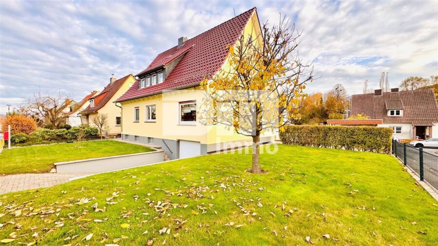 Umfassend saniertes Ein-/Zweifamilienhaus + Carport, PV-Anlage, Speicher, Wallbox - Vorgartenbereich / Zufahrt Garage